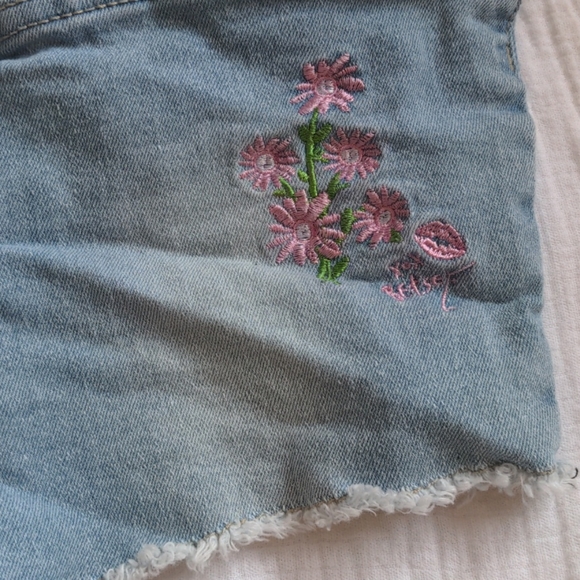 Betsy Johnson Distressed Flower Denim Shorts - Picture 10 of 11